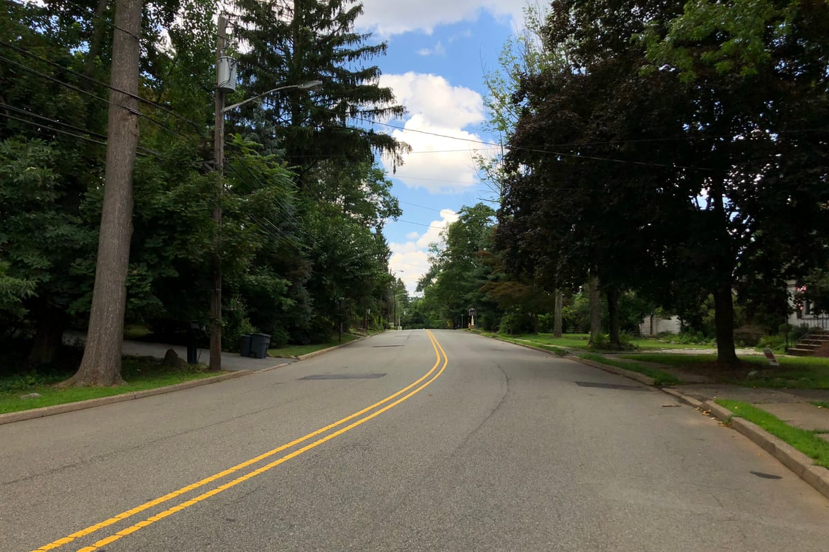 Caldwell, NJ — 2018-07-18 13 50 44 View north along Essex County Route 527 (Mountain Avenue) between Glenview Road and Courter Lane on the border of West Caldwell Township and North Caldwell in Essex County, New Jersey