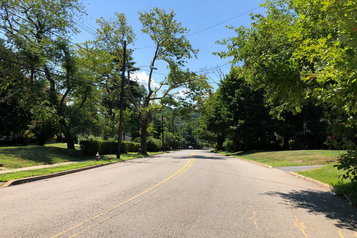 Caldwell, NJ — 2018-07-18 11 43 57 View south along Essex County Route 527 (Mountain Avenue) between Orient Way and Ferndale Road in Caldwell, Essex County, New Jersey