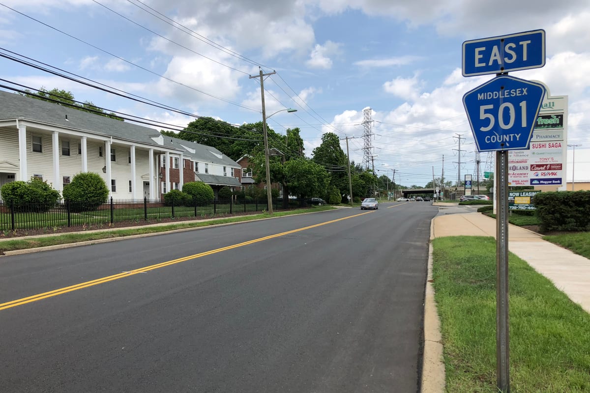 Edison, NJ — 2018-05-20 13 02 21 View east along Middlesex County Route 501 (Amboy Avenue) at Redfield Village Drive in Edison Township, Middlesex County, New Jersey