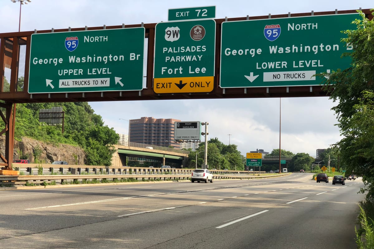 Fort Lee, NJ — 2020-07-07 17 50 59 View north along Interstate 95 (Bergen-Passaic Expressway) just south of Exit 72 (U.S. Route 9W, Palisades Parkway, Fort Lee) in Fort Lee, Bergen County, New Jersey