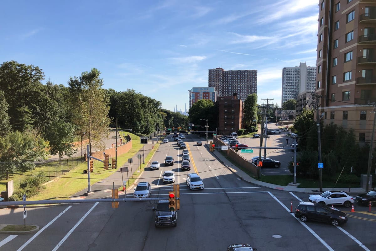 Fort Lee, NJ — 2021-09-25 16 08 58 View south along Bergen County Route 505 (Hudson Terrace) from the overpass for southbound New Jersey State Route 445 (Palisades Interstate Parkway) in Fort Lee, Bergen County, New Jersey