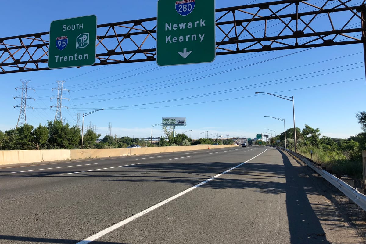 Kearny, NJ — 2018-07-07 18 17 50 View south along Interstate 95W (New Jersey Turnpike Western Spur) just north of Exit 15W (Interstate 280, Newark, Kearny) in Kearny, Hudson County, New Jersey