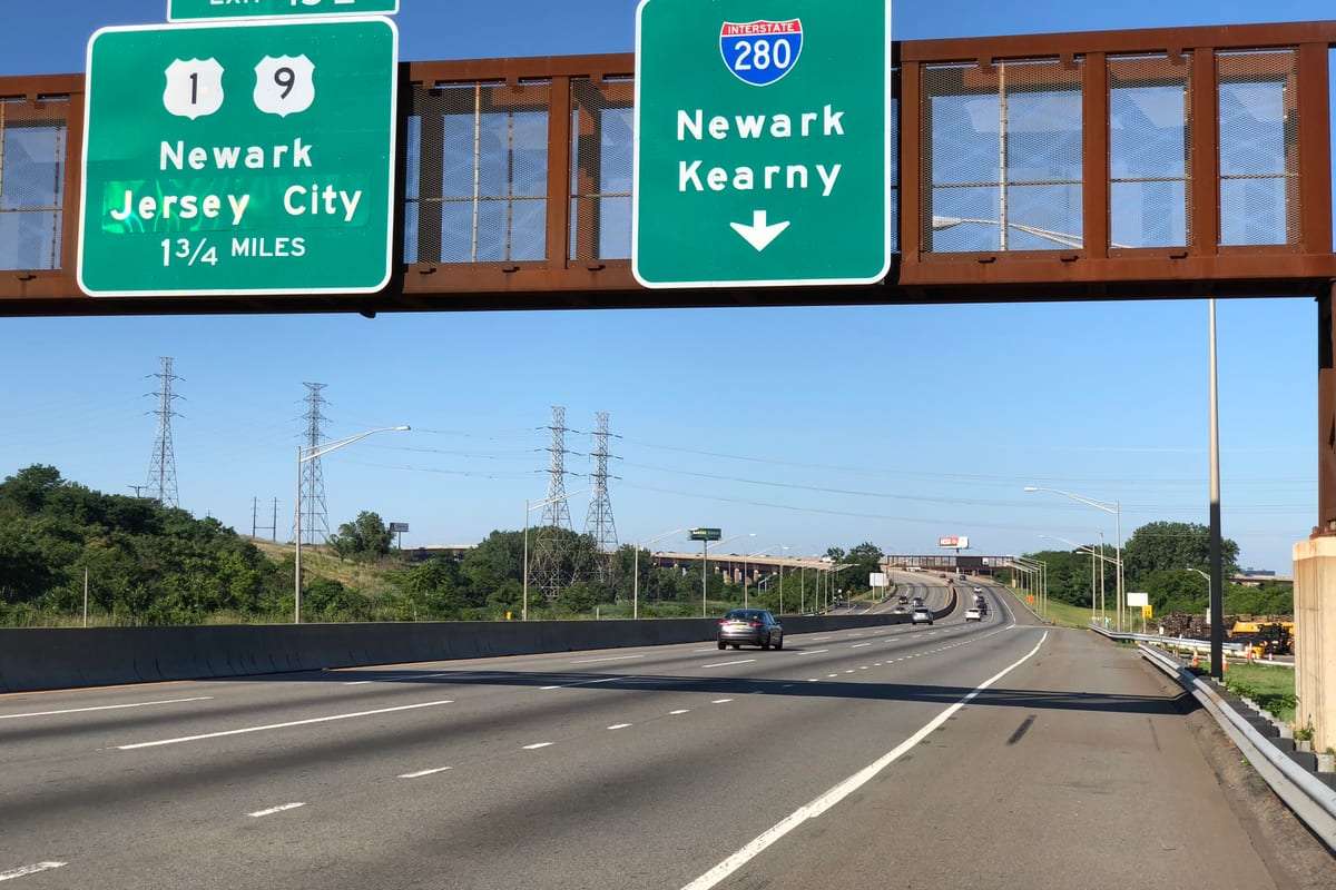 Kearny, NJ — 2020-07-12 08 24 52 View south along Interstate 95 (New Jersey Turnpike Eastern Spur) at Exit 15W (Interstate 280, Newark, Kearny) in Kearny, Hudson County, New Jersey