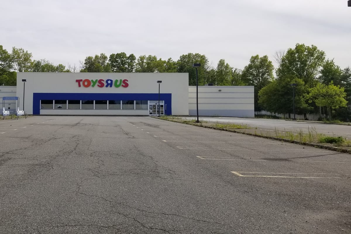Livingston, NJ — Toys R Us Livingston, NJ (49936906207)