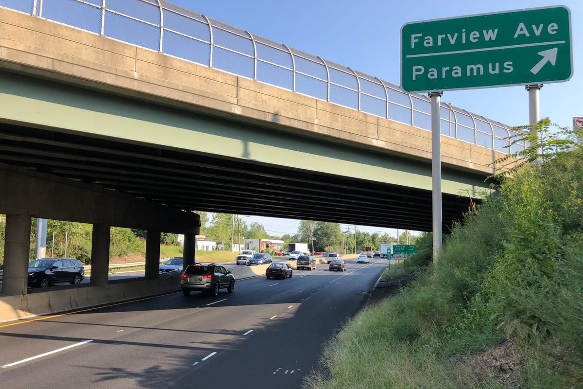 Paramus, NJ — 2020-09-08 16 26 39 View south along New Jersey State Route 17 at the exit for Fairview Avenue (Paramus) in Paramus, Bergen County, New Jersey