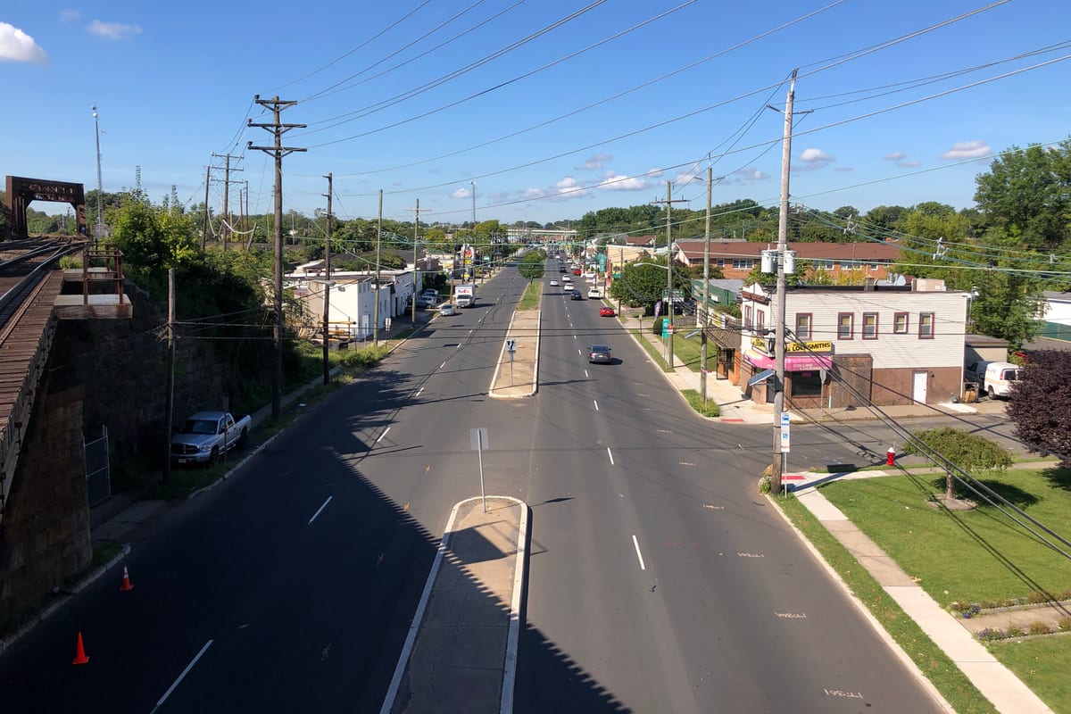 Roselle, NJ — 2021-09-20 10 22 28 View west along New Jersey State Route 28 (Westfield Avenue) from the overpass for the rail line between Seaton Avenue and Union County Route 617 (Gordon Street) in Roselle Park, Union County, New Jersey
