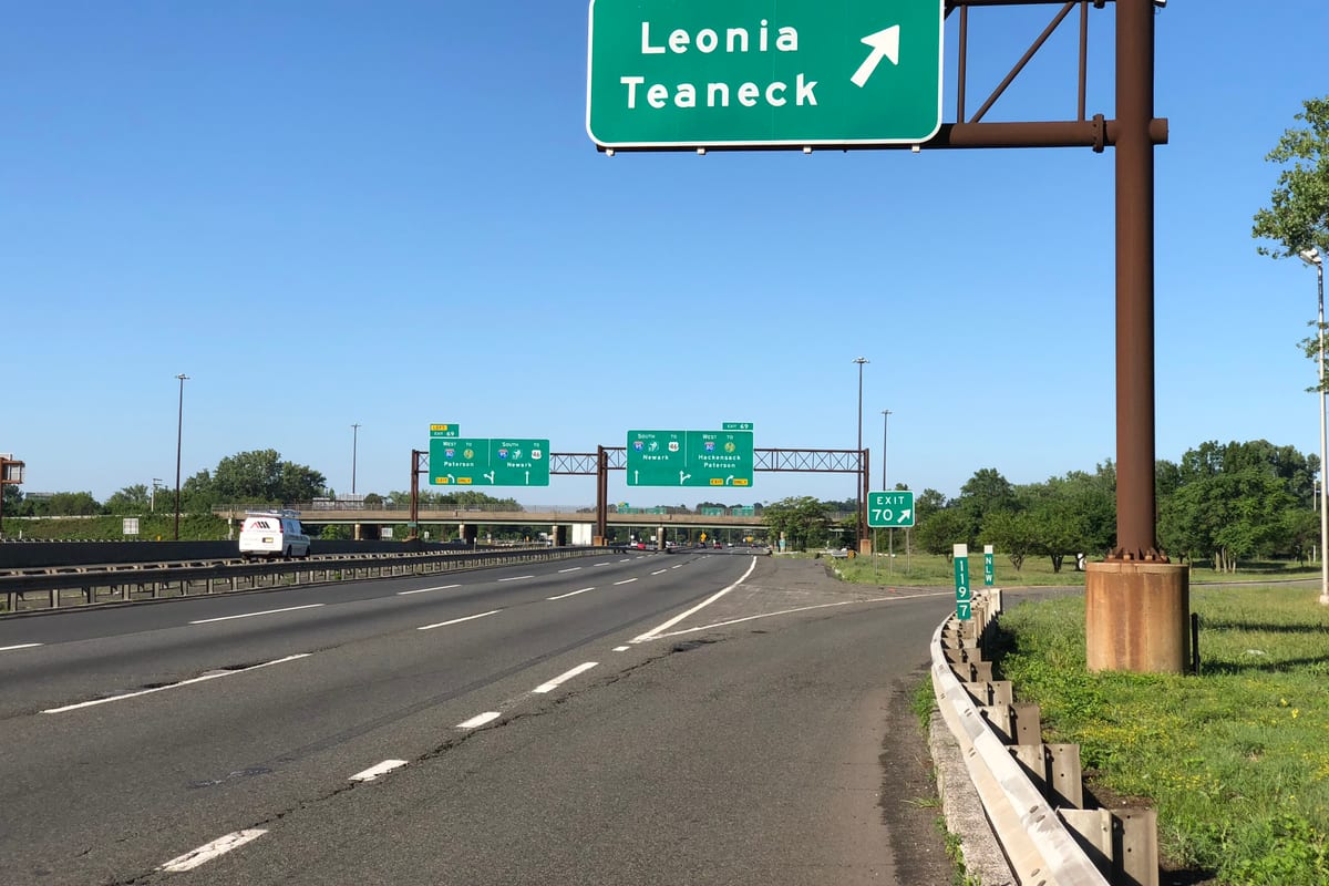Teaneck, NJ — 2020-07-12 08 05 32 View south along Interstate 95 (Bergen-Passaic Expressway) at Exit 70 (Leonia, Teaneck) in Teaneck Township, Bergen County, New Jersey