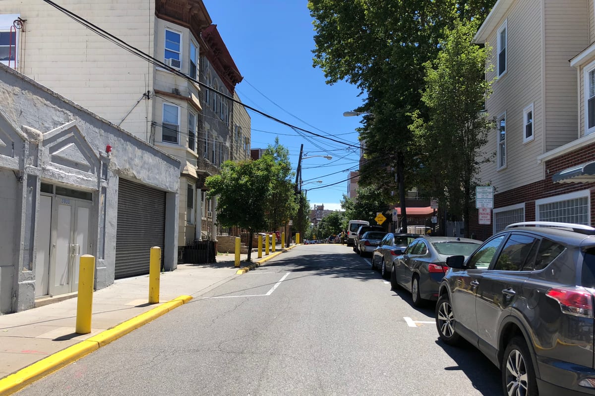 Union City, NJ — 2018-07-07 12 01 05 View north along Hudson County Route 505 (38th Street) just north of Hudson County Route 501 (John F Kennedy Boulevard) in Union City, Hudson County, New Jersey