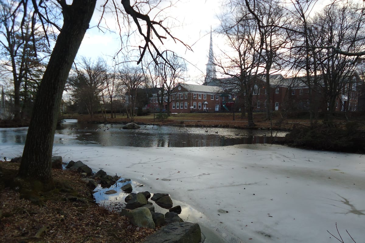 Westfield, NJ — Westfield New Jersey Mindowaskin park with buildings and trees and frozen lake